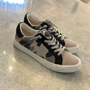 Vintage Havana size 7 sneakers